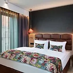 - By Ihg 酒店