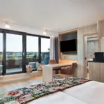 - By Ihg 酒店
