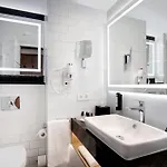 - By Ihg 酒店