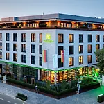 - By Ihg 酒店